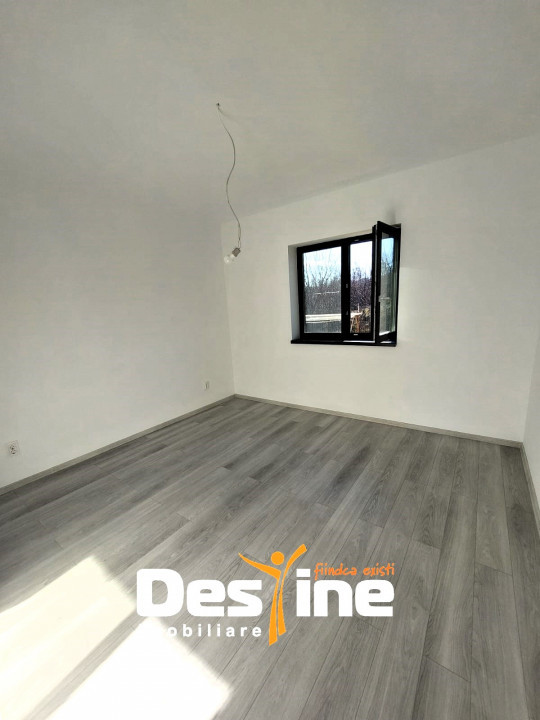 PĂUN - Casă individuală 3 camere P+POD 500 mp, la ASFALT