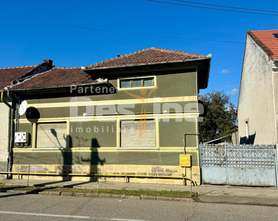 Vand casa ultracentrl Simeria din caramida acces de pe 2 strazi.