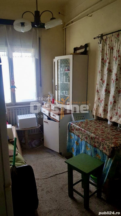 Vand casa ultracentrl Simeria din caramida acces de pe 2 strazi.