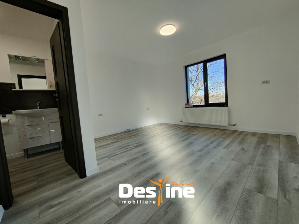 DE ÎNCHIRIAT-CASA 3 camere 62mp+Anexa GARSONIERA+400 mp teren-Sărărie