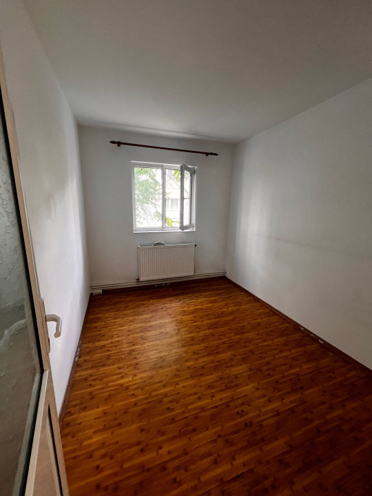 APARTAMENT TREI CAMERE DECOMANDAT IN ZONA LINISTITA SI VERDE