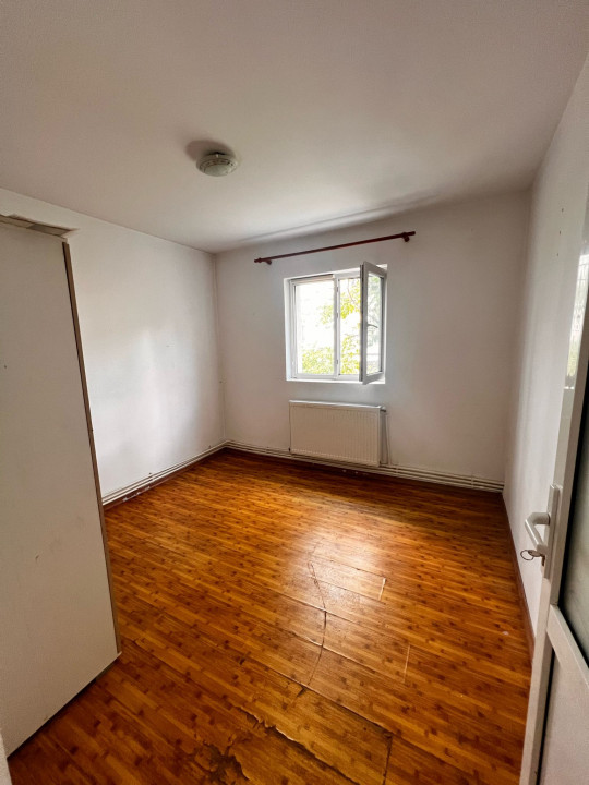 APARTAMENT TREI CAMERE DECOMANDAT IN ZONA LINISTITA SI VERDE