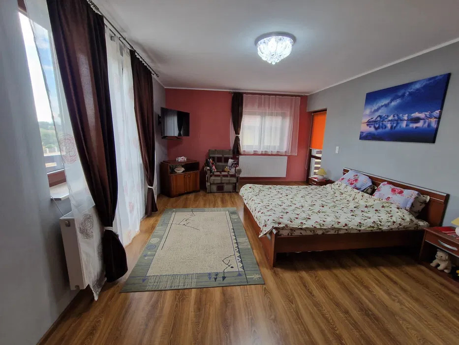 De inchiriat 3 camere la vila, mobilate si utilate.
