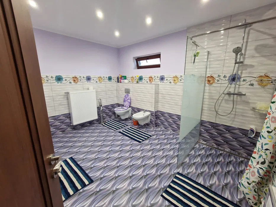 De inchiriat 3 camere la vila, mobilate si utilate.