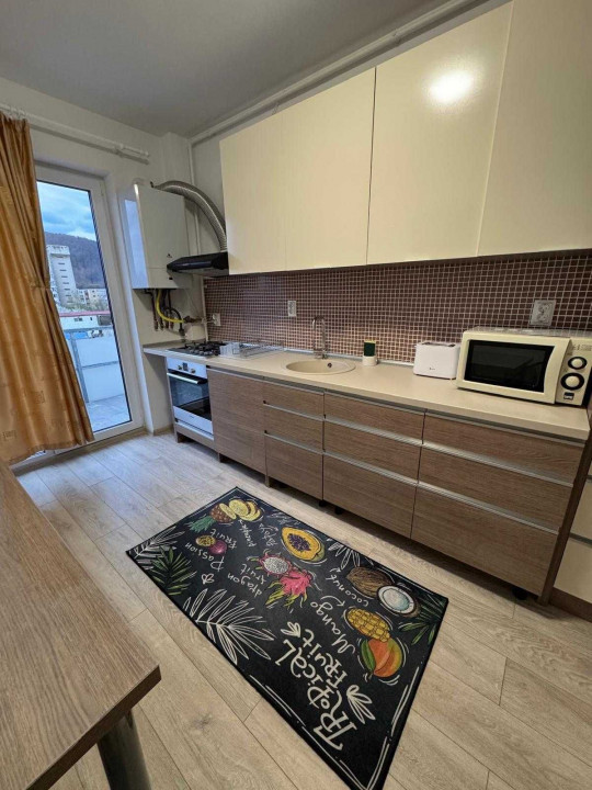 De închiriat – Apartament 2 camere complet mobilat și utilat, cu terasă 