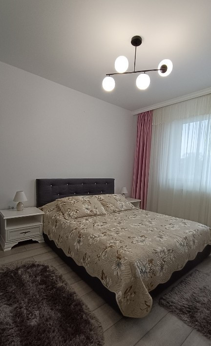 Apartament cu 2 camere de închiriat –lumină și priveliște în TRACTORUL 