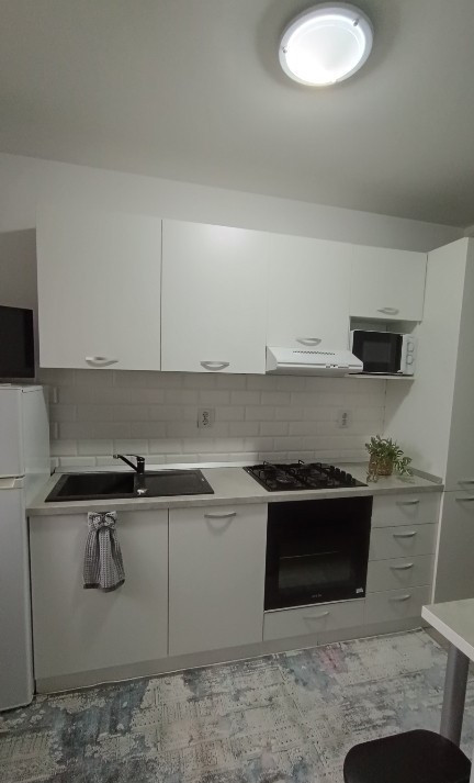 Apartament cu 2 camere de închiriat –lumină și priveliște în TRACTORUL 