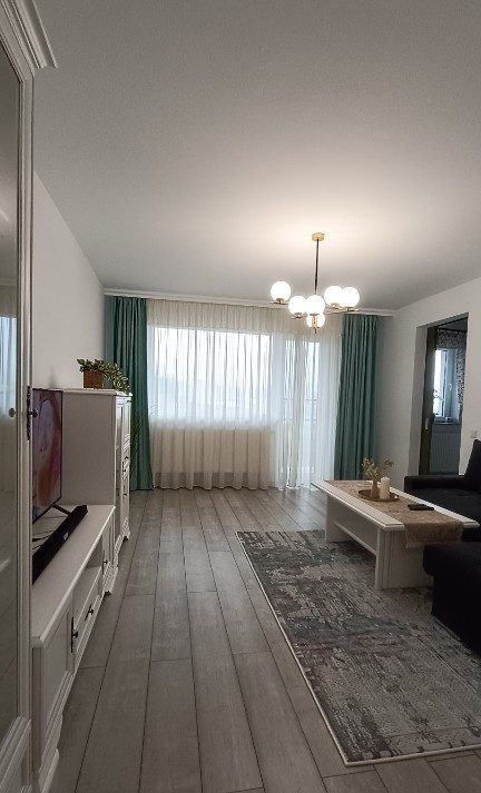 Apartament cu 2 camere de închiriat –lumină și priveliște în TRACTORUL 