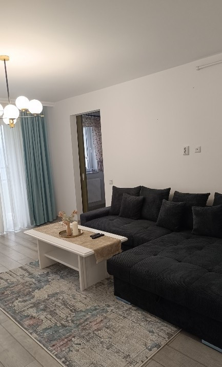 Apartament cu 2 camere de închiriat –lumină și priveliște în TRACTORUL 