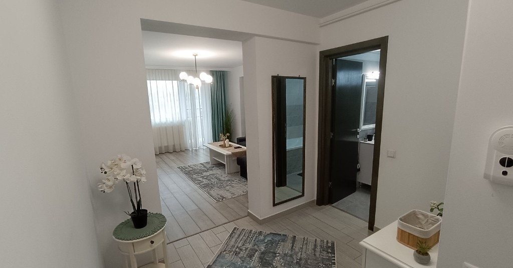 Apartament cu 2 camere de închiriat –lumină și priveliște în TRACTORUL 