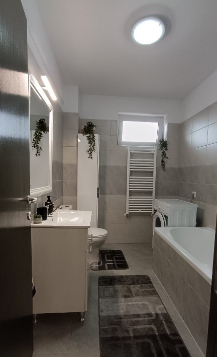 Apartament cu 2 camere de închiriat –lumină și priveliște în TRACTORUL 