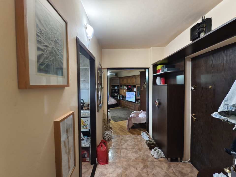 Apartament 2 camere decomandat rond Caraiman