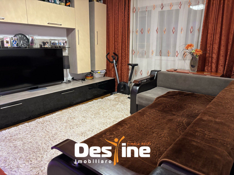ZIMBRU , Apartament 3 camere, SEMIDECOMANDAT, 52 MP
