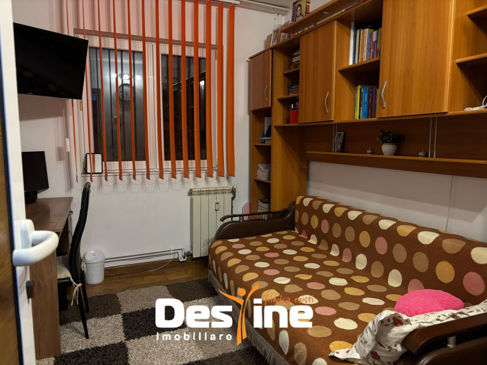 ZIMBRU , Apartament 3 camere, SEMIDECOMANDAT, 52 MP