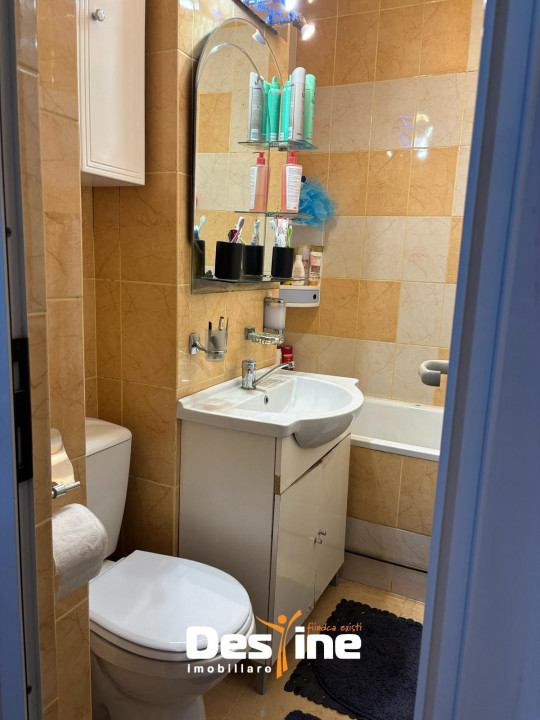 ZIMBRU , Apartament 3 camere, SEMIDECOMANDAT, 52 MP
