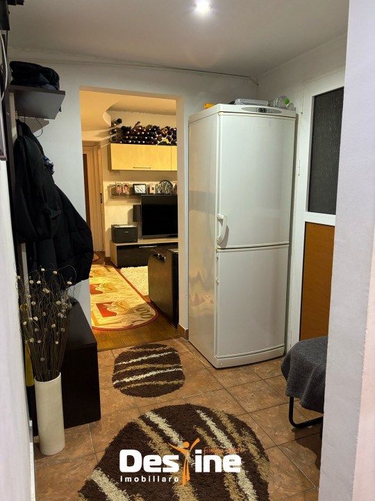 ZIMBRU , Apartament 3 camere, SEMIDECOMANDAT, 52 MP
