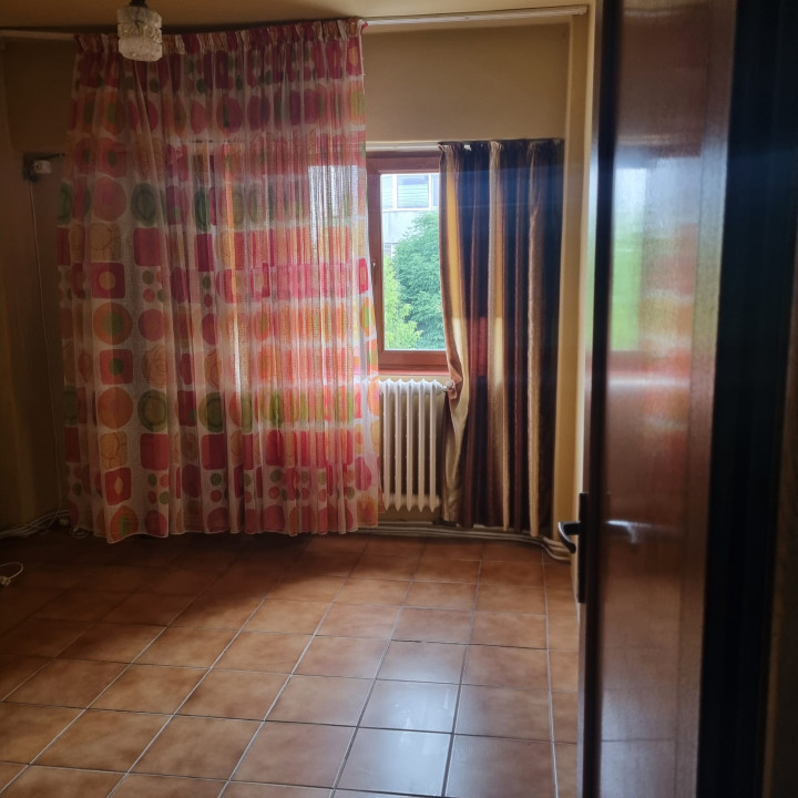 APARTAMENT DE VANZARE CU 3 CAMERE 