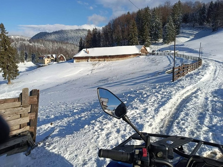 Vând 3000 mp Dealul Sasului