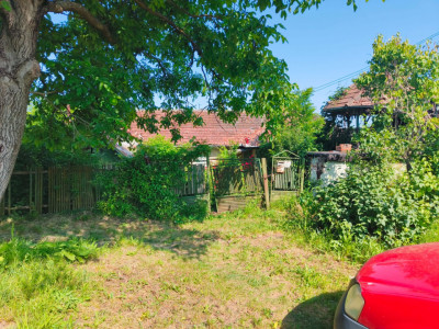 Casa si teren de vanzare .