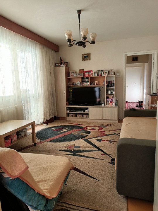 Apartament 3 camere, etajul 4/4, zona Eremia Grigorescu, Vest