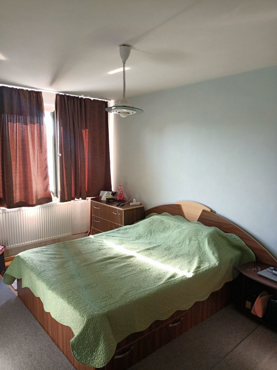 Apartament 3 camere, etajul 4/4, zona Eremia Grigorescu, Vest