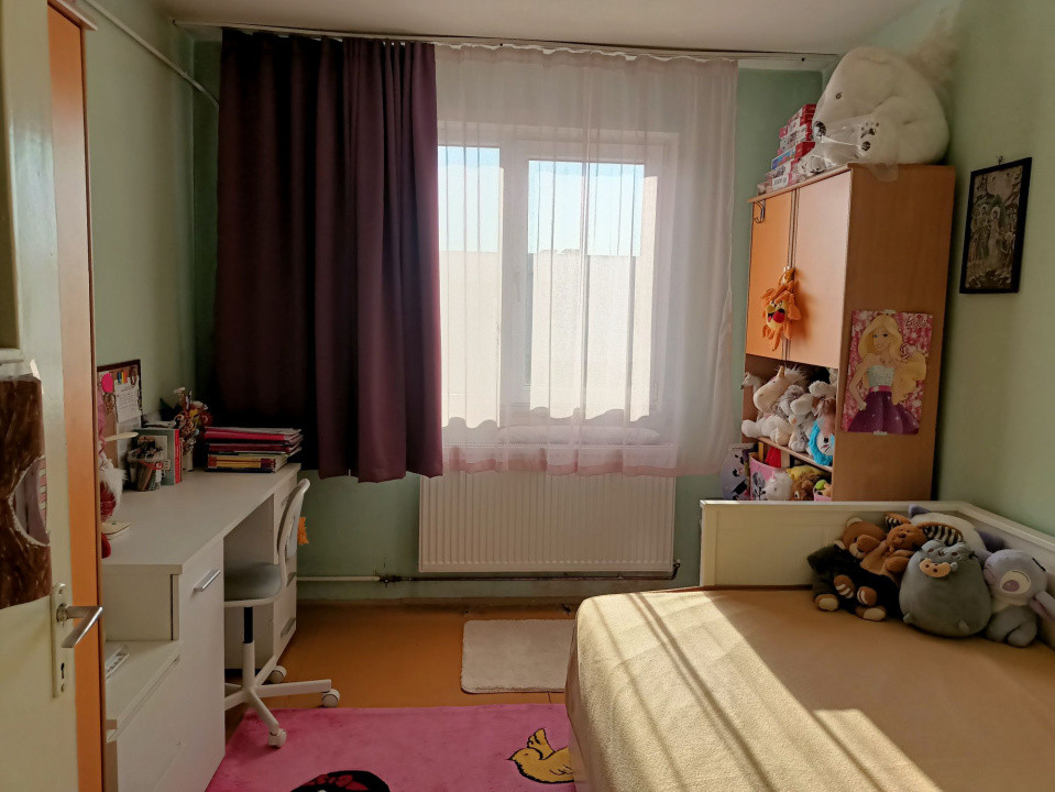 Apartament 3 camere, etajul 4/4, zona Eremia Grigorescu, Vest