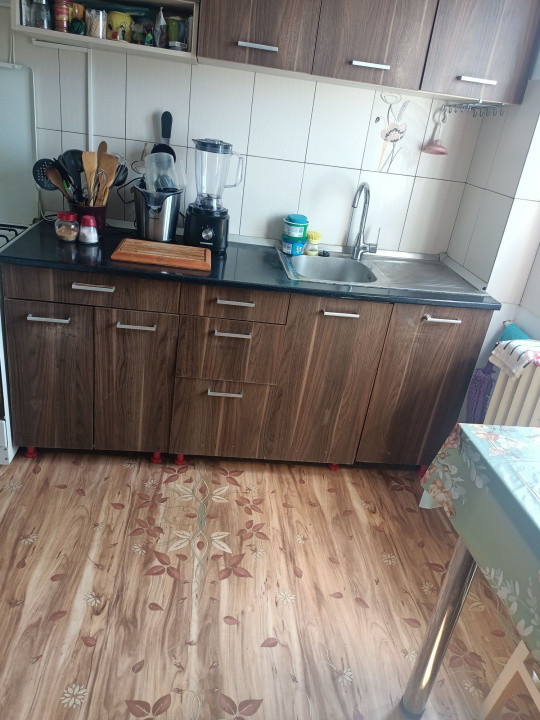 Apartament 3 camere, etajul 4/4, zona Eremia Grigorescu, Vest