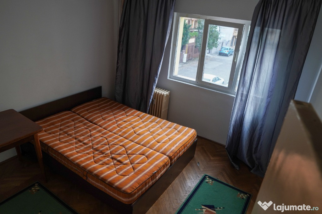 Apartament 4 camere, decomandat, etaj intermediar, zona Republicii