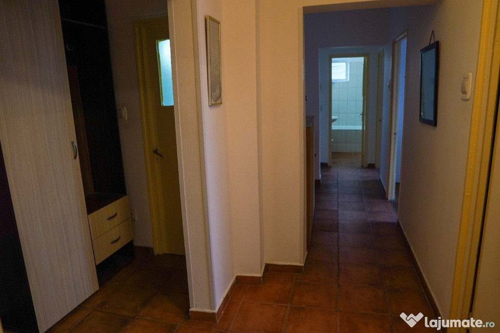 Apartament 4 camere, decomandat, etaj intermediar, zona Republicii