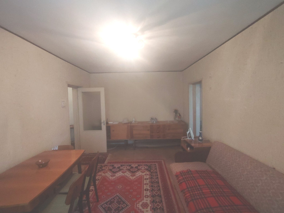 apartament semidecomandat etaj 1