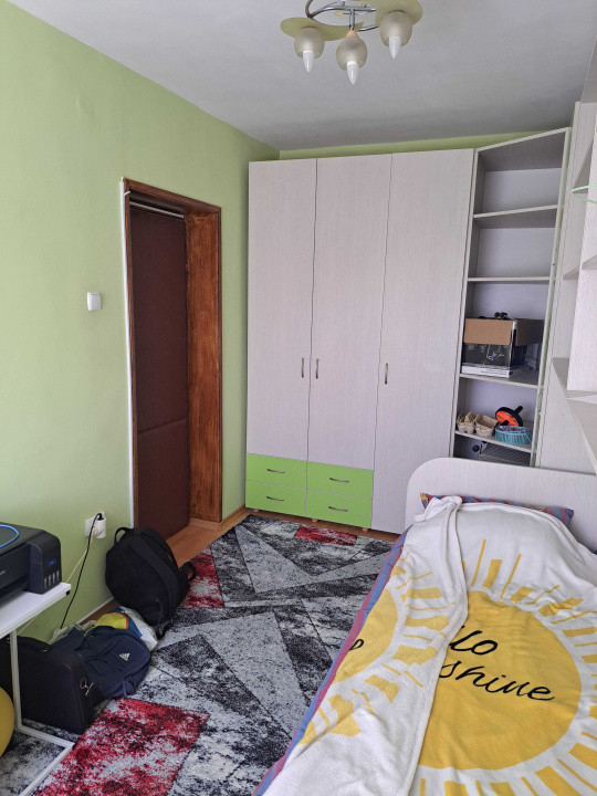 Apartament 3 camere, zona Cina, etaj intermediar