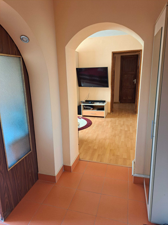 Apartament 3 camere, zona Cina, etaj intermediar
