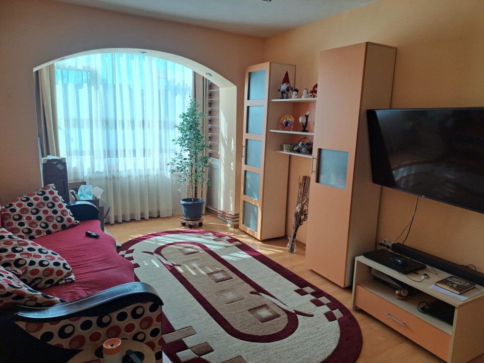 Apartament 3 camere, zona Cina, etaj intermediar