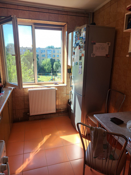 Apartament 3 camere, zona Cina, etaj intermediar