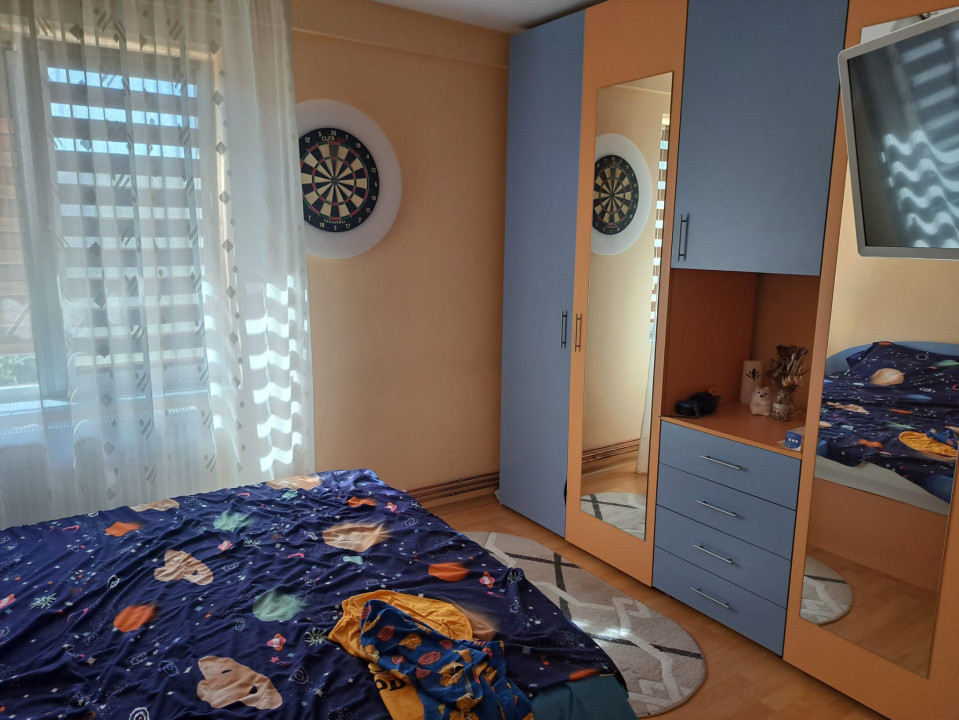 Apartament 3 camere, zona Cina, etaj intermediar