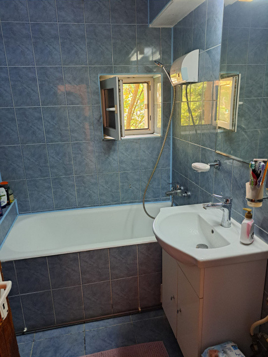 Apartament 3 camere, zona Cina, etaj intermediar