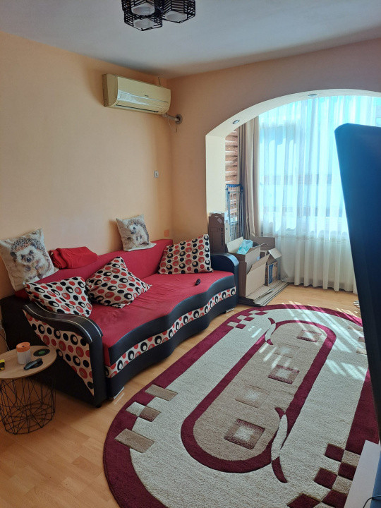 Apartament 3 camere, zona Cina, etaj intermediar