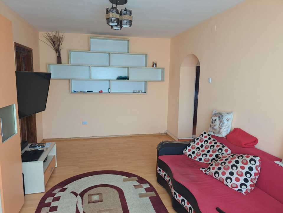 Apartament 3 camere, zona Cina, etaj intermediar