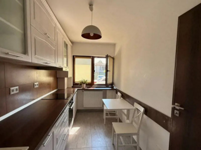 APARTAMENT COMPLET MOBILAT ȘI UTILAT, GRĂDINĂ PROPRIE ȘI LOC DE PARCARE 