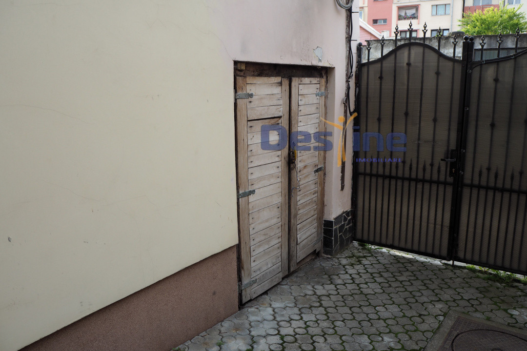 VAND CASA IN CENTRUL VECHI,DEJ,CURTE COMUNA,NECESITA RENOVARE