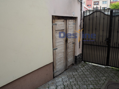 VAND CASA IN CENTRUL VECHI,DEJ,CURTE COMUNA,NECESITA RENOVARE