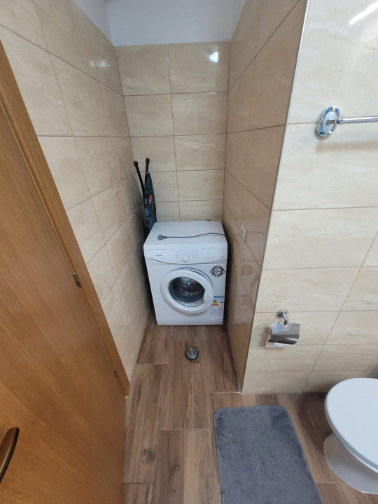 Apartament 2 camere de închiriat în Tractorul – loc de parcare. 
