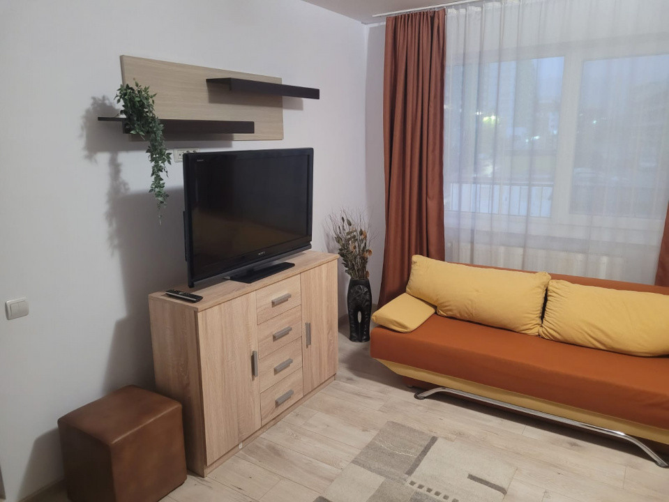 Apartament 2 camere de închiriat în Tractorul – loc de parcare. 