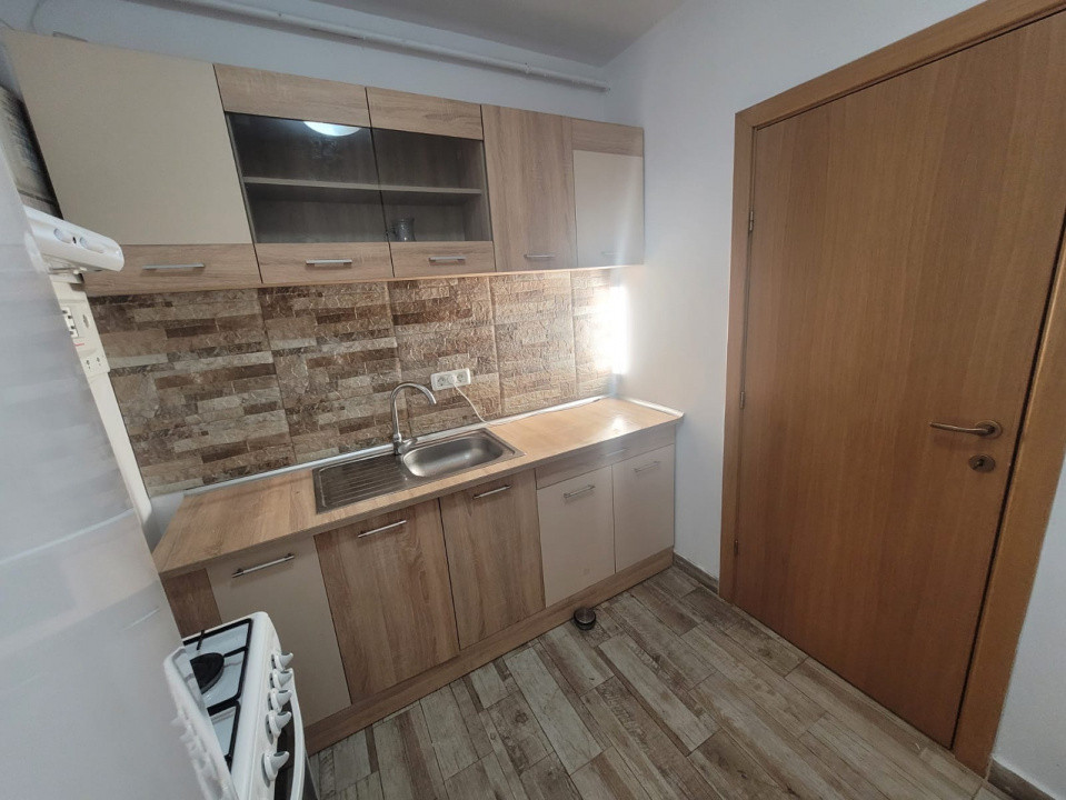 Apartament 2 camere de închiriat în Tractorul – loc de parcare. 
