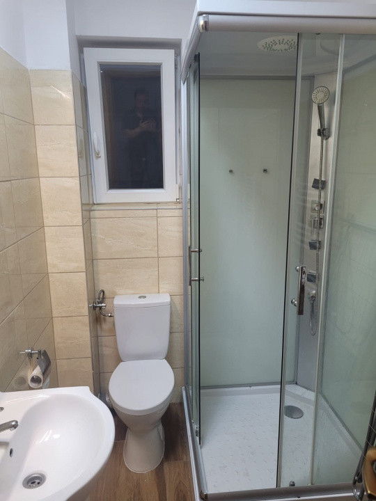 Apartament 2 camere de închiriat în Tractorul – loc de parcare. 