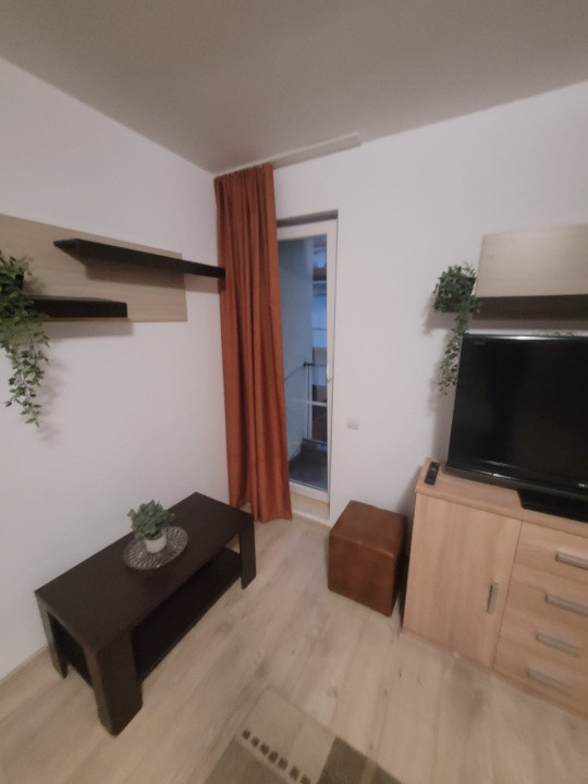 Apartament 2 camere de închiriat în Tractorul – loc de parcare. 