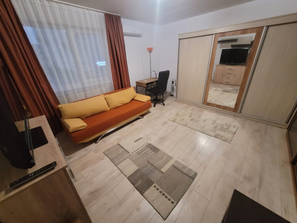 Apartament 2 camere de închiriat în Tractorul – loc de parcare. 