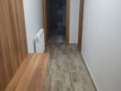 Apartament 2 camere de închiriat în Tractorul – loc de parcare. 