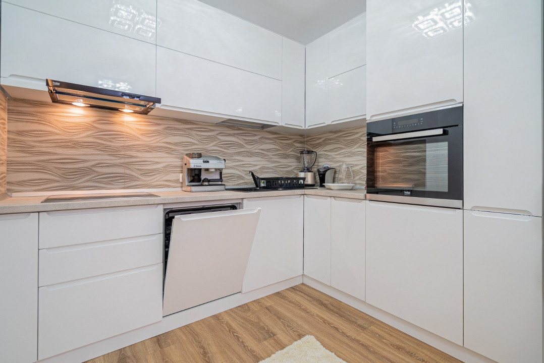 Apartament 3 camere, 100 m², decomandat, parcare subterană – zona Coresi