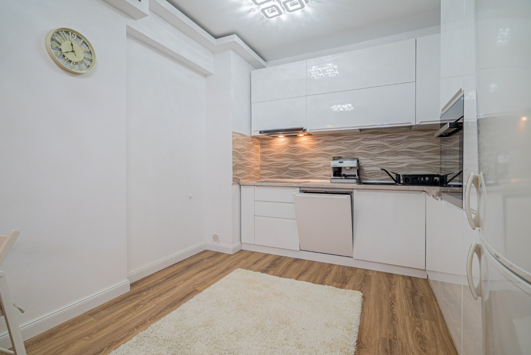 Apartament 3 camere, 100 m², decomandat, parcare subterană – zona Coresi